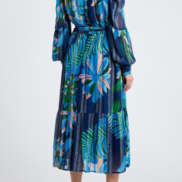 Adele Metallic Long Sleeve Midi Dress
CIEBON - Picture 10 of 12